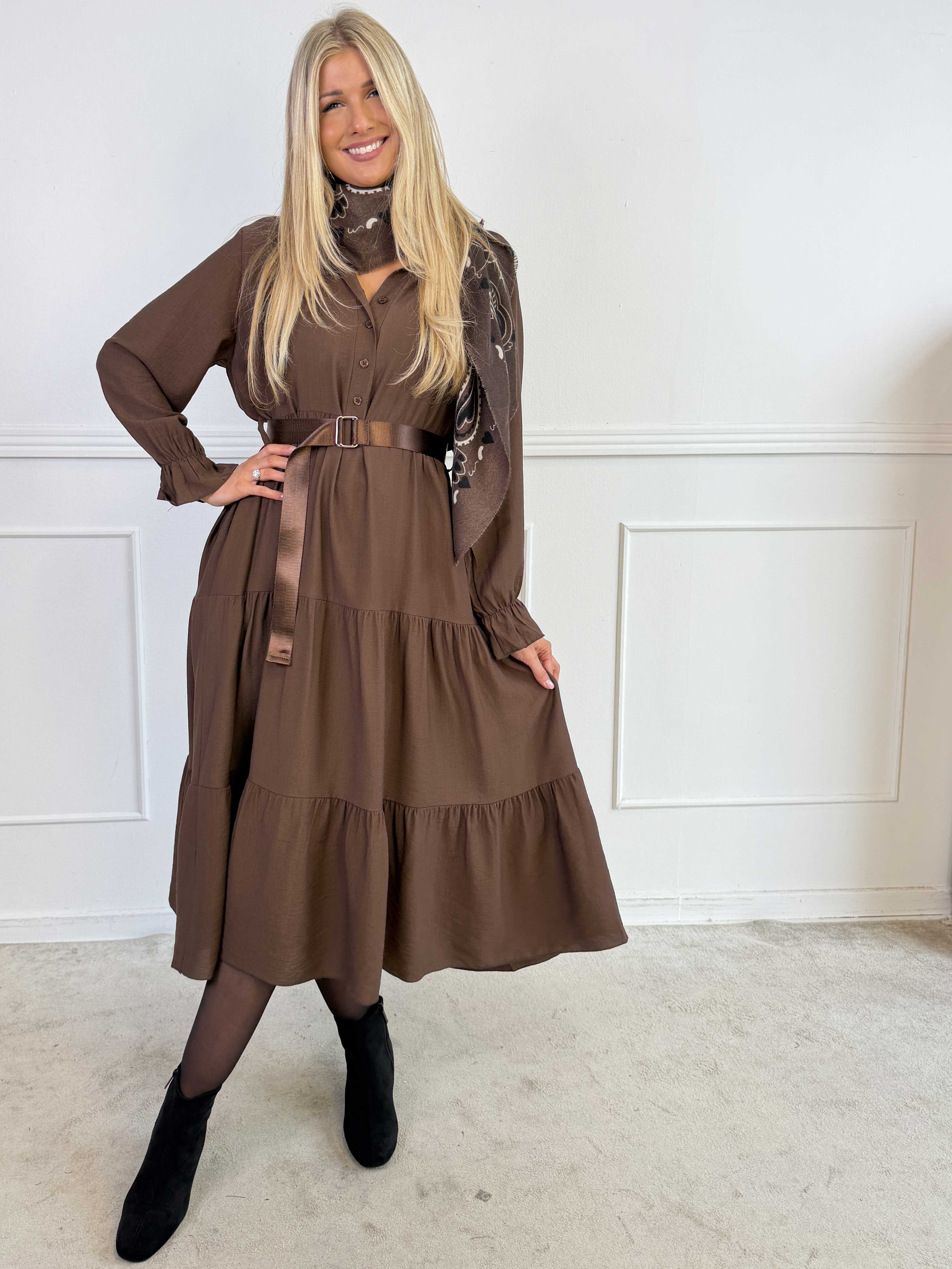 Clemence - Feminin kjole i viskose med fint lag-på-lag-look og knapper ved udskæringen